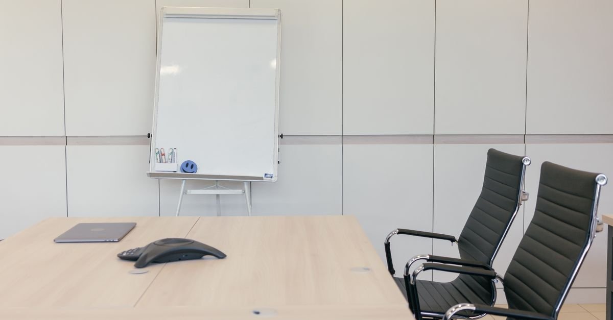 Empty meeting room with a whiteboard and two chairs, where losing the thread is a reported symptom